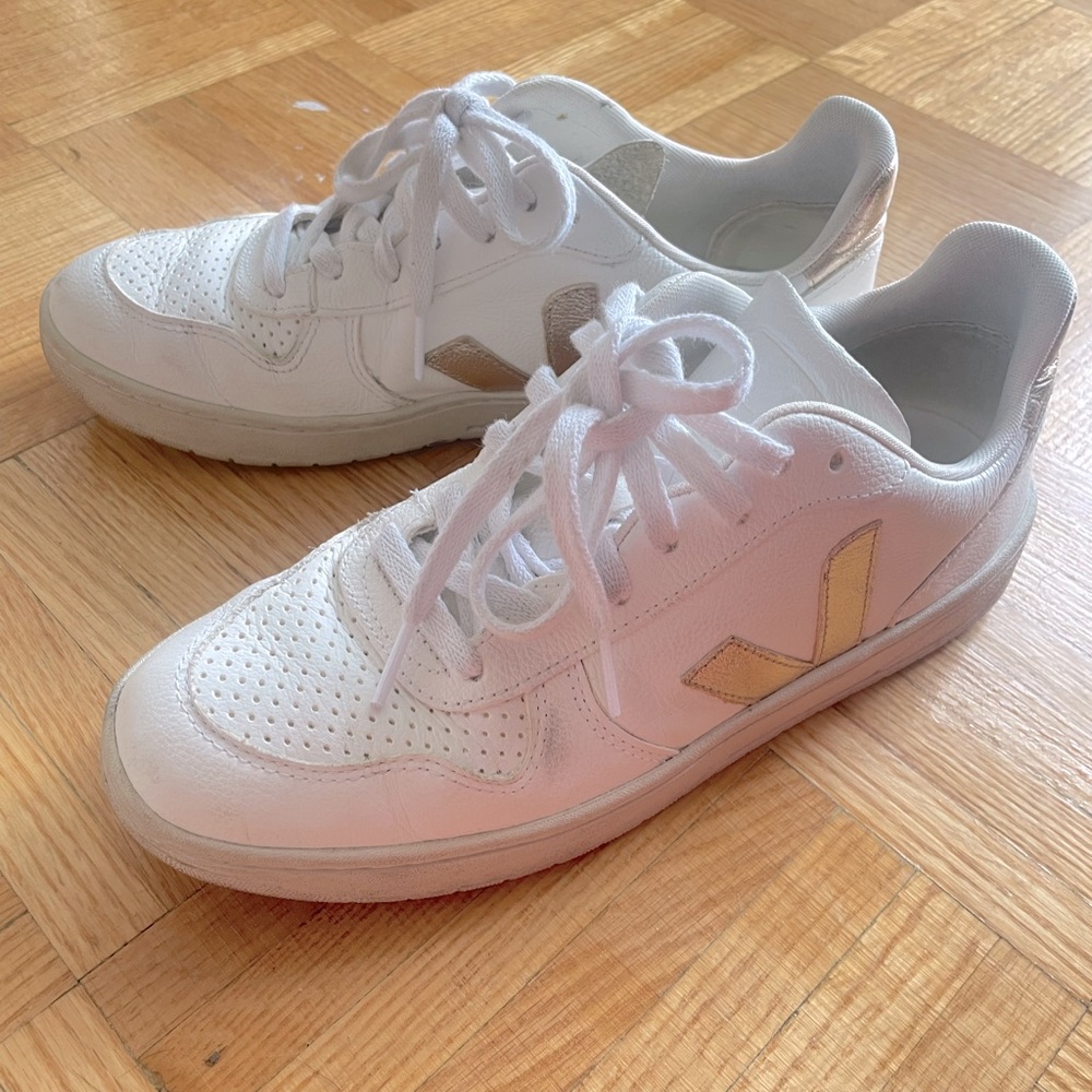 Vega Women’s V-10 sneakers in Extra White Platine, US 9, very good condition.